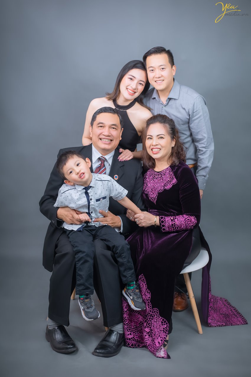 Để Ảnh viện Yêu media có thể sắp xếp thợ chụp ảnh tốt nhất chụp cho gia đình mình, quý khách vui lòng liên hệ Hotline: 0928975888 để được tư vấn chu đáo và hẹn lịch chụp ảnh càng sớm càng tốt nhé!
