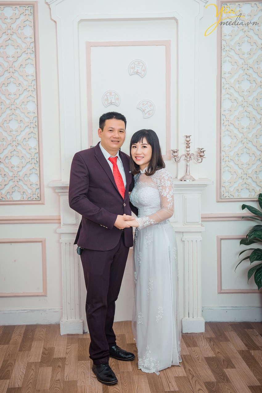 hai vợ chồng chụp ảnh kỉ niệm ngày cưới