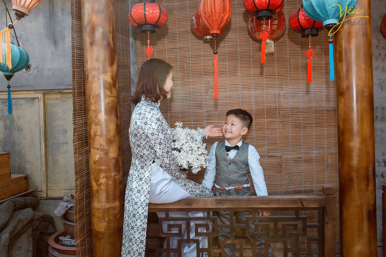 mẹ chụp ảnh cùng con trai nên chọn studio gia đình nào