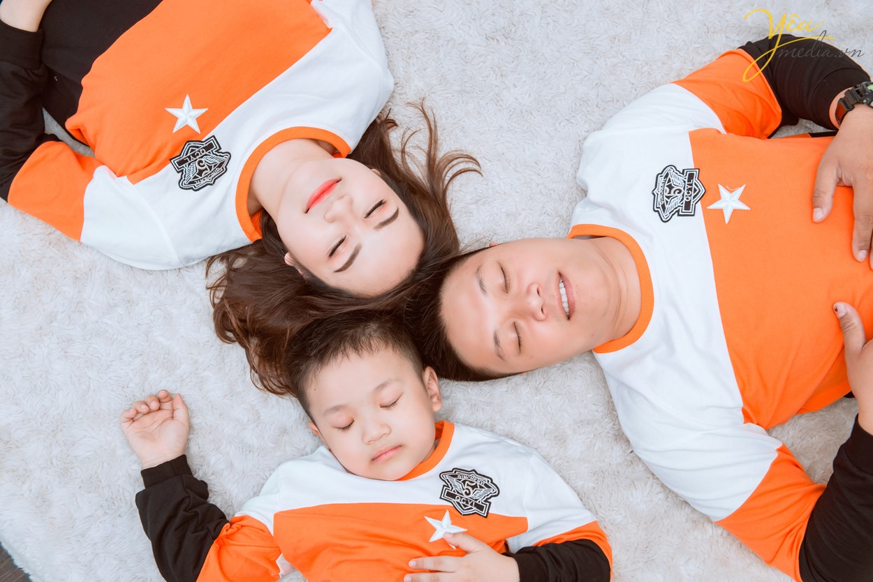 chụp ảnh gia đình nhỏ hạnh phúc 3 người ở hà nội