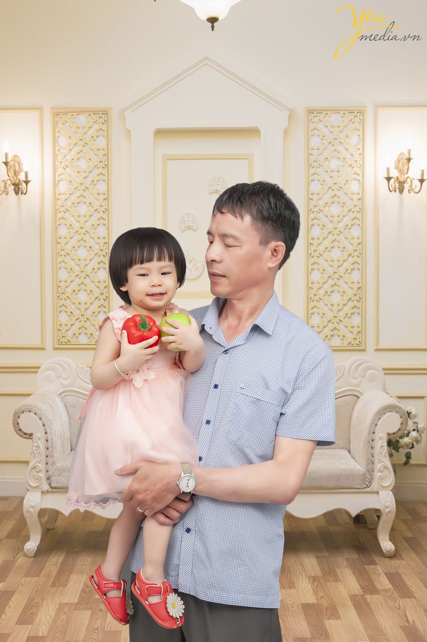 Yêu media là lựa chọn lý tưởng cho gia đình bạn . Ảnh viện Yêu Media sở hữu những ưu thế riêng biệt không một đơn vị nào có đã được rất nhiều gia đình lựa chọn, Yêu Media xin giới thiệu tới các bạn bộ ảnh album gia đình chụp tại studio của chúng tôi và có cắt ghép nền kỹ thuật số phía sau.