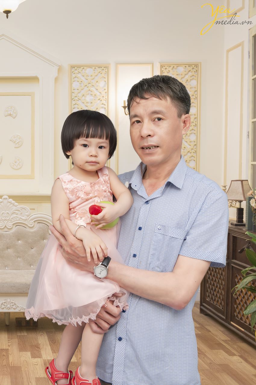 Yêu media là lựa chọn lý tưởng cho gia đình bạn . Ảnh viện Yêu Media sở hữu những ưu thế riêng biệt không một đơn vị nào có đã được rất nhiều gia đình lựa chọn, Yêu Media xin giới thiệu tới các bạn bộ ảnh album gia đình chụp tại studio của chúng tôi và có cắt ghép nền kỹ thuật số phía sau.