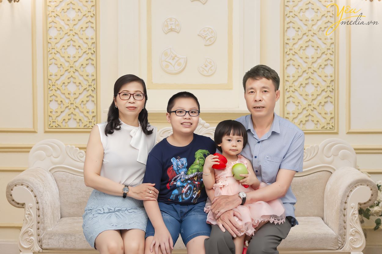 Yêu media là lựa chọn lý tưởng cho gia đình bạn . Ảnh viện Yêu Media sở hữu những ưu thế riêng biệt không một đơn vị nào có đã được rất nhiều gia đình lựa chọn, Yêu Media xin giới thiệu tới các bạn bộ ảnh album gia đình chụp tại studio của chúng tôi và có cắt ghép nền kỹ thuật số phía sau.