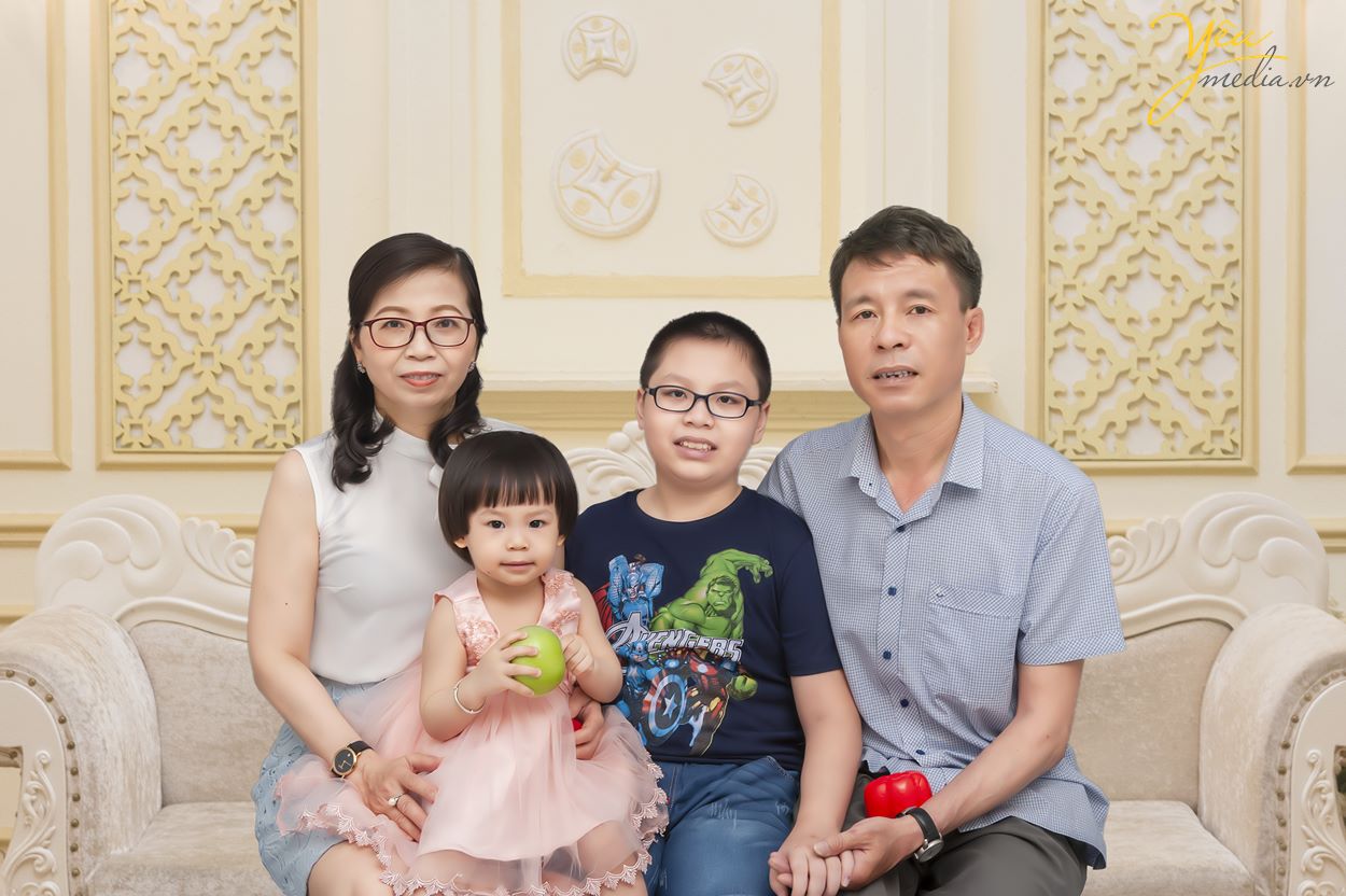 Yêu media là lựa chọn lý tưởng cho gia đình bạn . Ảnh viện Yêu Media sở hữu những ưu thế riêng biệt không một đơn vị nào có đã được rất nhiều gia đình lựa chọn, Yêu Media xin giới thiệu tới các bạn bộ ảnh album gia đình chụp tại studio của chúng tôi và có cắt ghép nền kỹ thuật số phía sau.