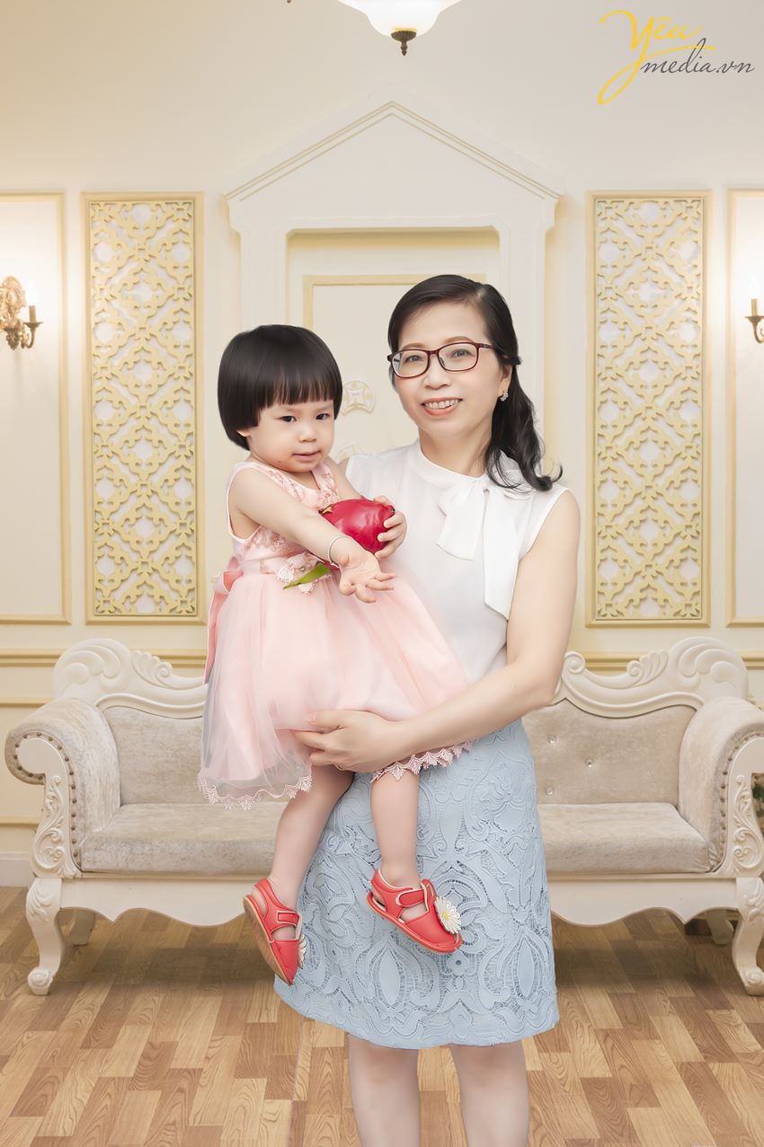Yêu media là lựa chọn lý tưởng cho gia đình bạn . Ảnh viện Yêu Media sở hữu những ưu thế riêng biệt không một đơn vị nào có đã được rất nhiều gia đình lựa chọn, Yêu Media xin giới thiệu tới các bạn bộ ảnh album gia đình chụp tại studio của chúng tôi và có cắt ghép nền kỹ thuật số phía sau.