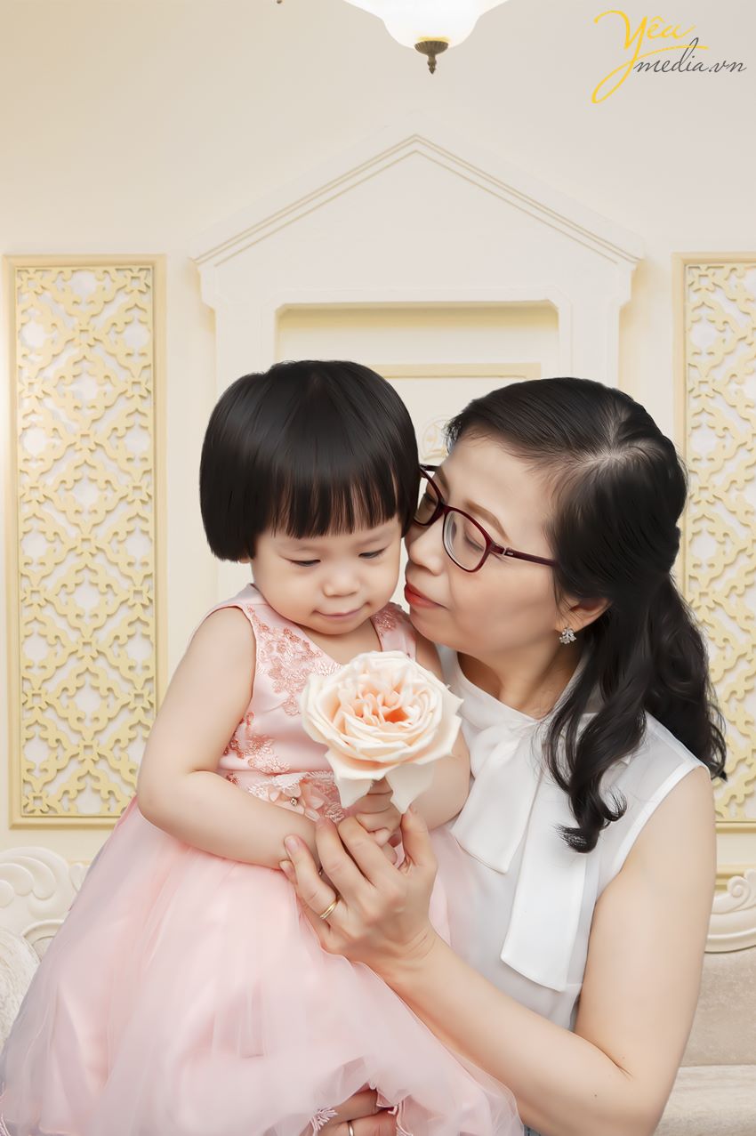 Yêu media là lựa chọn lý tưởng cho gia đình bạn . Ảnh viện Yêu Media sở hữu những ưu thế riêng biệt không một đơn vị nào có đã được rất nhiều gia đình lựa chọn, Yêu Media xin giới thiệu tới các bạn bộ ảnh album gia đình chụp tại studio của chúng tôi và có cắt ghép nền kỹ thuật số phía sau.