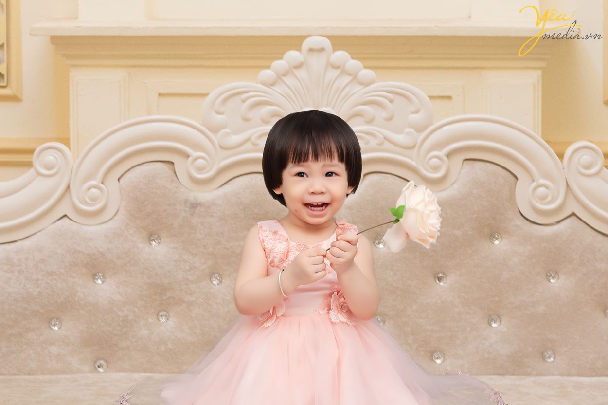 Yêu media là lựa chọn lý tưởng cho gia đình bạn . Ảnh viện Yêu Media sở hữu những ưu thế riêng biệt không một đơn vị nào có đã được rất nhiều gia đình lựa chọn, Yêu Media xin giới thiệu tới các bạn bộ ảnh album gia đình chụp tại studio của chúng tôi và có cắt ghép nền kỹ thuật số phía sau.