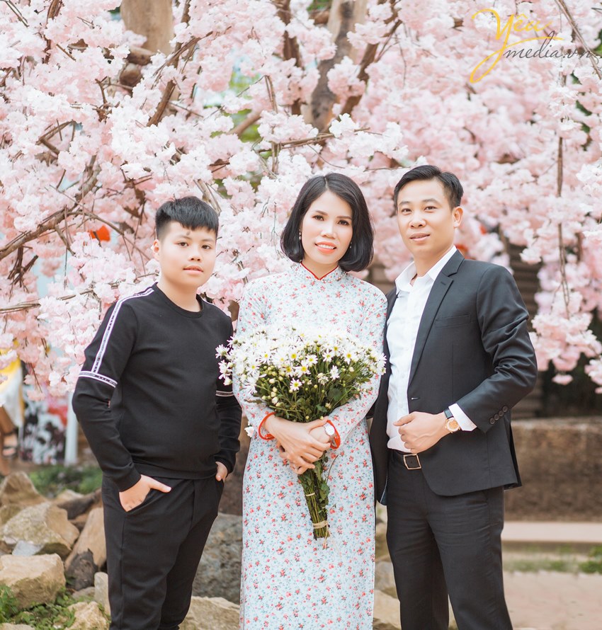 chụp ảnh ở vườn hoa đào nhật bản cả gia đình