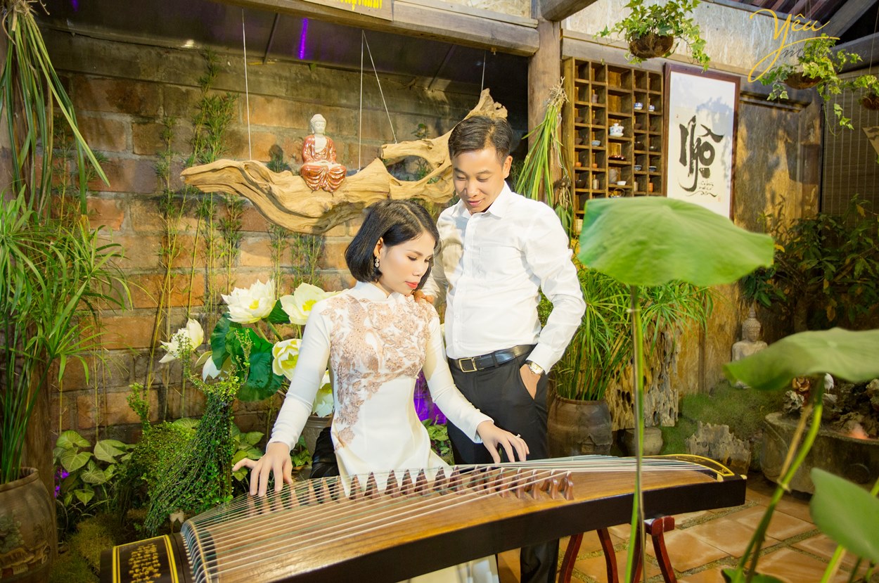 cô gái việt nam hiền dịu trong tà áo dài truyền thống