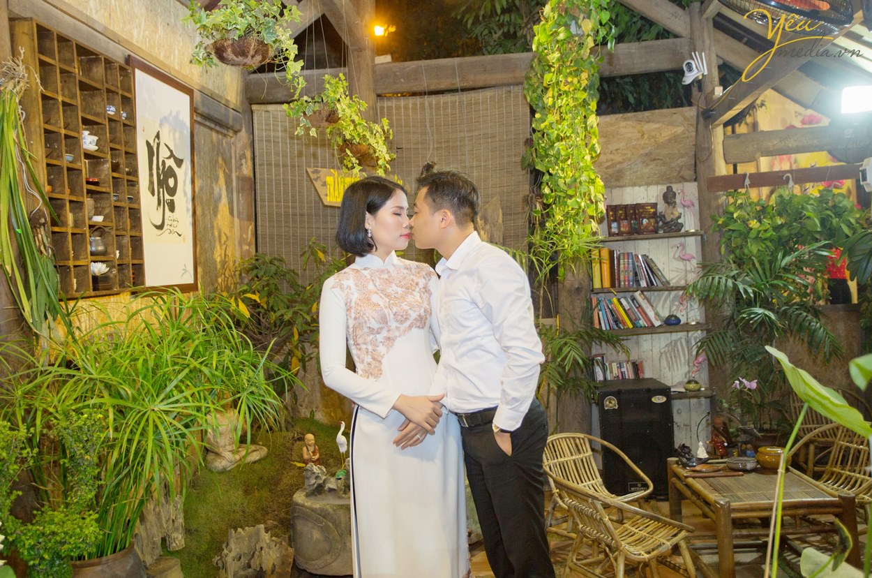 chụp ảnh hai vợ chồng mặc áo dài truyền thống trong nhà cổ