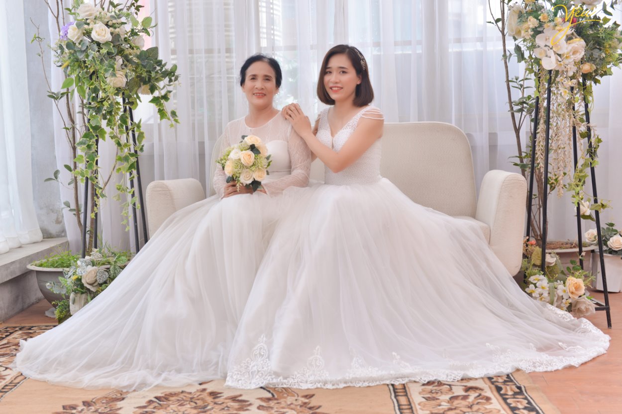 May mắn là Yêu Media Studio đã có nhiều kinh nghiệm trong lĩnh vực chụp ảnh gia đình, nên chỉ chưa đầy 2 tiếng đồng hồ là bộ ảnh được hoàn tất, vô cùng mỹ mãn. Bộ ảnh được thực hiện tại studio - phim trường trong nhà Rosa tại Phố Lê Trọng Tấn, Hà Nội.