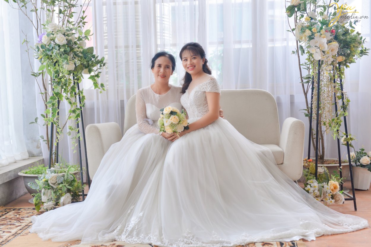 May mắn là Yêu Media Studio đã có nhiều kinh nghiệm trong lĩnh vực chụp ảnh gia đình, nên chỉ chưa đầy 2 tiếng đồng hồ là bộ ảnh được hoàn tất, vô cùng mỹ mãn. Bộ ảnh được thực hiện tại studio - phim trường trong nhà Rosa tại Phố Lê Trọng Tấn, Hà Nội.