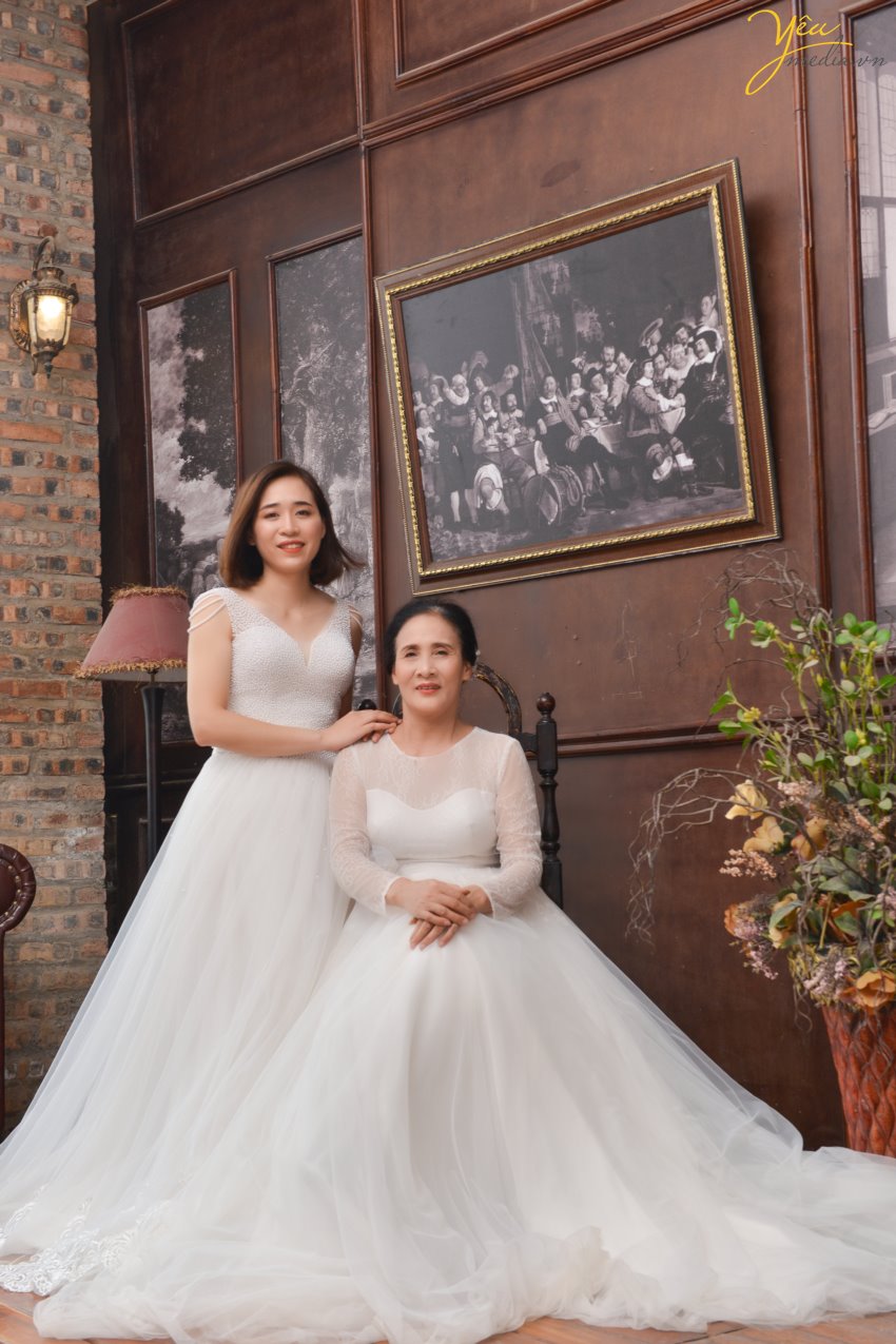 May mắn là Yêu Media Studio đã có nhiều kinh nghiệm trong lĩnh vực chụp ảnh gia đình, nên chỉ chưa đầy 2 tiếng đồng hồ là bộ ảnh được hoàn tất, vô cùng mỹ mãn. Bộ ảnh được thực hiện tại studio - phim trường trong nhà Rosa tại Phố Lê Trọng Tấn, Hà Nội.