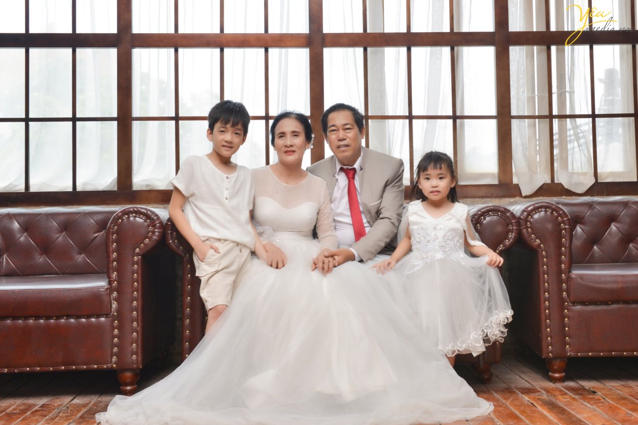 chụp ảnh gia đình nhiều thé hệ gồm ông bà bố mẹ con cháu trong studio phim trường nào ở hà nội đẹp nhất là yêu media