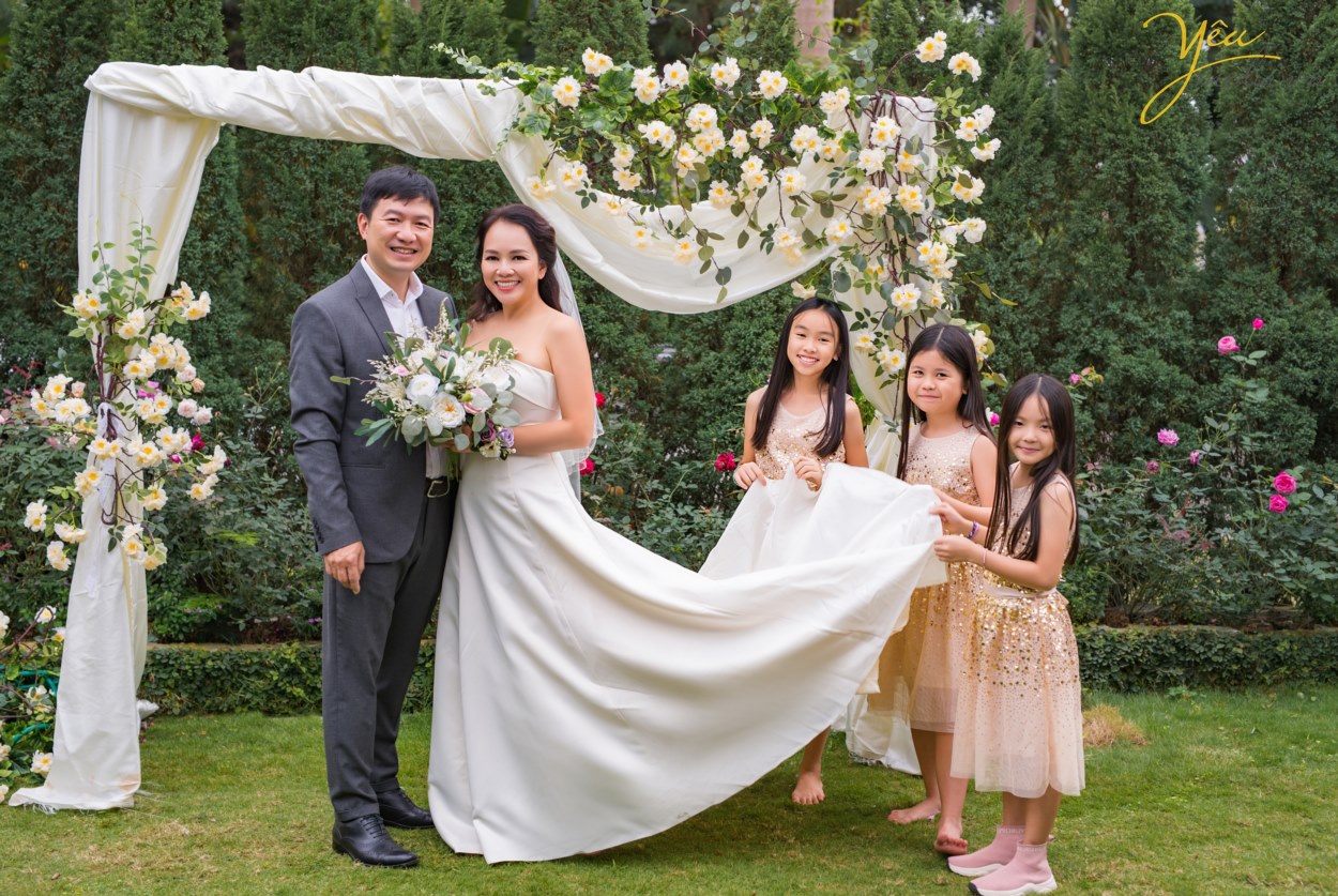 Không chỉ các cặp đôi mong muốn đến đây ở pre-wedding, các gia đình tại Hà Nội với mong muốn thực hiện 1 bộ ảnh "để đời" - ví dụ như gia đình chị Châu - chụp ảnh cùng gia đình và những người bạn thân nhân kỷ niệm ngày cưới - cũng đã chọn Flamingo Đại Lải làm điểm đến của mình.