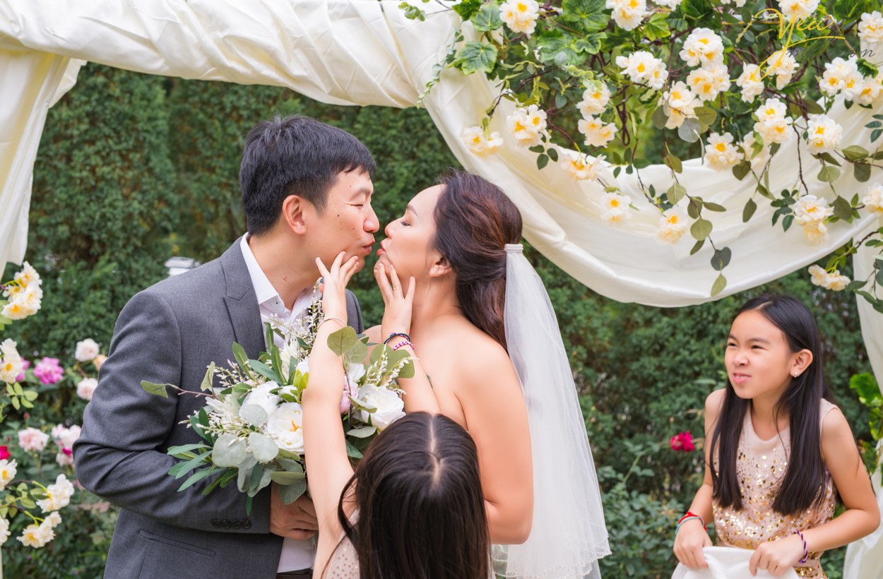 Không chỉ các cặp đôi mong muốn đến đây ở pre-wedding, các gia đình tại Hà Nội với mong muốn thực hiện 1 bộ ảnh "để đời" - ví dụ như gia đình chị Châu - chụp ảnh cùng gia đình và những người bạn thân nhân kỷ niệm ngày cưới - cũng đã chọn Flamingo Đại Lải làm điểm đến của mình.