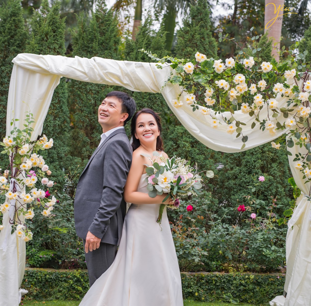 Không chỉ các cặp đôi mong muốn đến đây ở pre-wedding, các gia đình tại Hà Nội với mong muốn thực hiện 1 bộ ảnh "để đời" - ví dụ như gia đình chị Châu - chụp ảnh cùng gia đình và những người bạn thân nhân kỷ niệm ngày cưới - cũng đã chọn Flamingo Đại Lải làm điểm đến của mình.