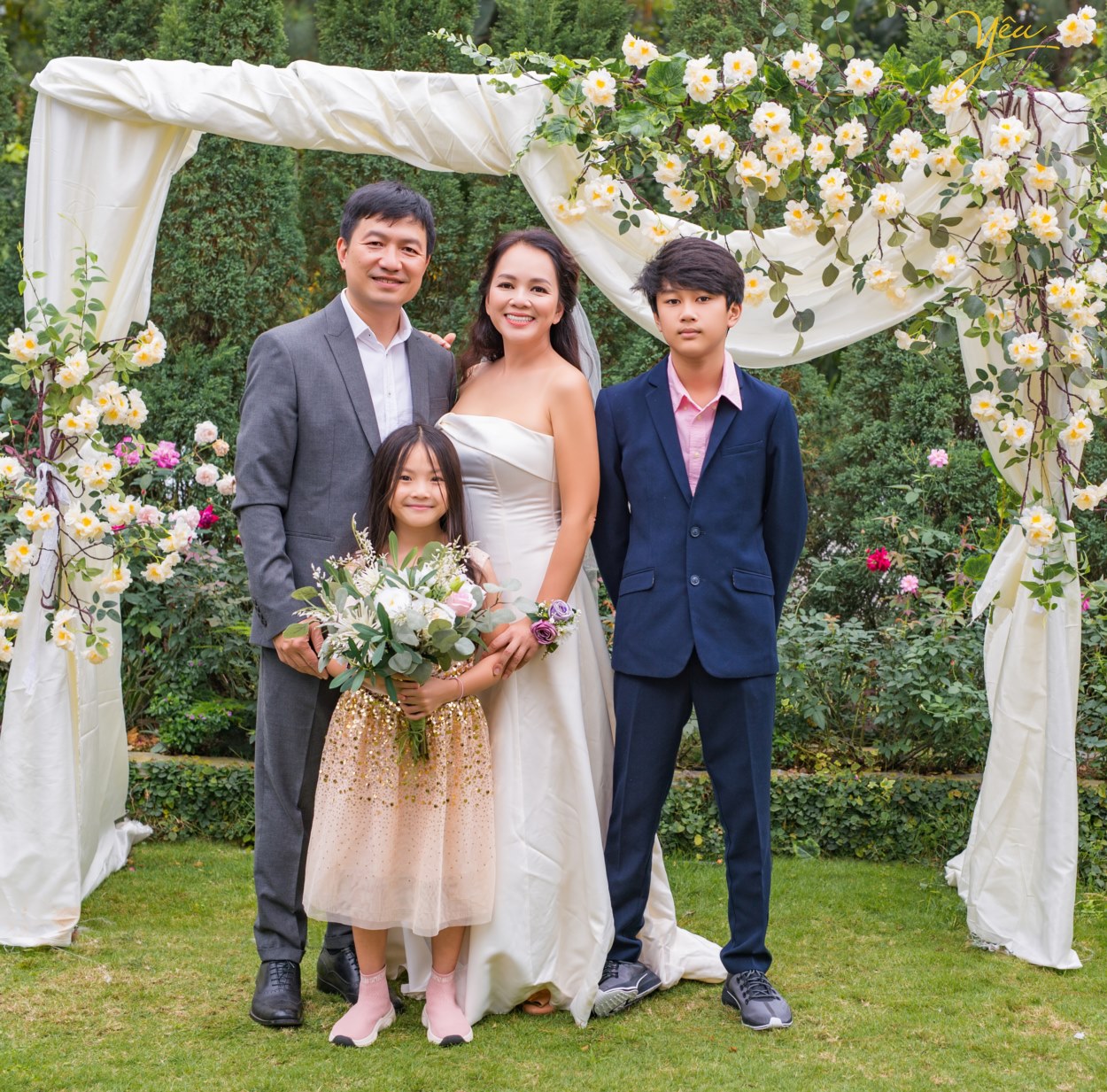 Không chỉ các cặp đôi mong muốn đến đây ở pre-wedding, các gia đình tại Hà Nội với mong muốn thực hiện 1 bộ ảnh "để đời" - ví dụ như gia đình chị Châu - chụp ảnh cùng gia đình và những người bạn thân nhân kỷ niệm ngày cưới - cũng đã chọn Flamingo Đại Lải làm điểm đến của mình.