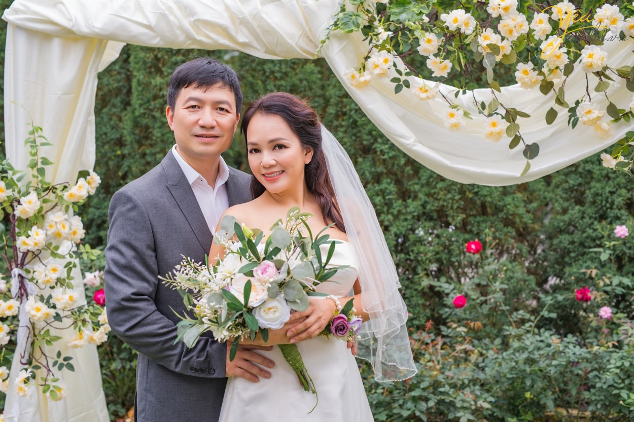 Không chỉ các cặp đôi mong muốn đến đây ở pre-wedding, các gia đình tại Hà Nội với mong muốn thực hiện 1 bộ ảnh "để đời" - ví dụ như gia đình chị Châu - chụp ảnh cùng gia đình và những người bạn thân nhân kỷ niệm ngày cưới - cũng đã chọn Flamingo Đại Lải làm điểm đến của mình.
