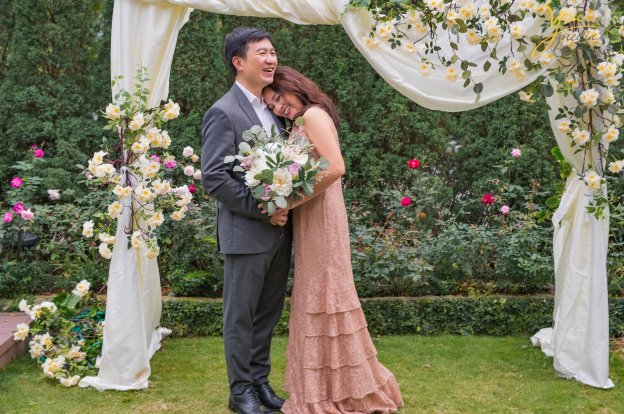 Không chỉ các cặp đôi mong muốn đến đây ở pre-wedding, các gia đình tại Hà Nội với mong muốn thực hiện 1 bộ ảnh "để đời" - ví dụ như gia đình chị Châu - chụp ảnh cùng gia đình và những người bạn thân nhân kỷ niệm ngày cưới - cũng đã chọn Flamingo Đại Lải làm điểm đến của mình.