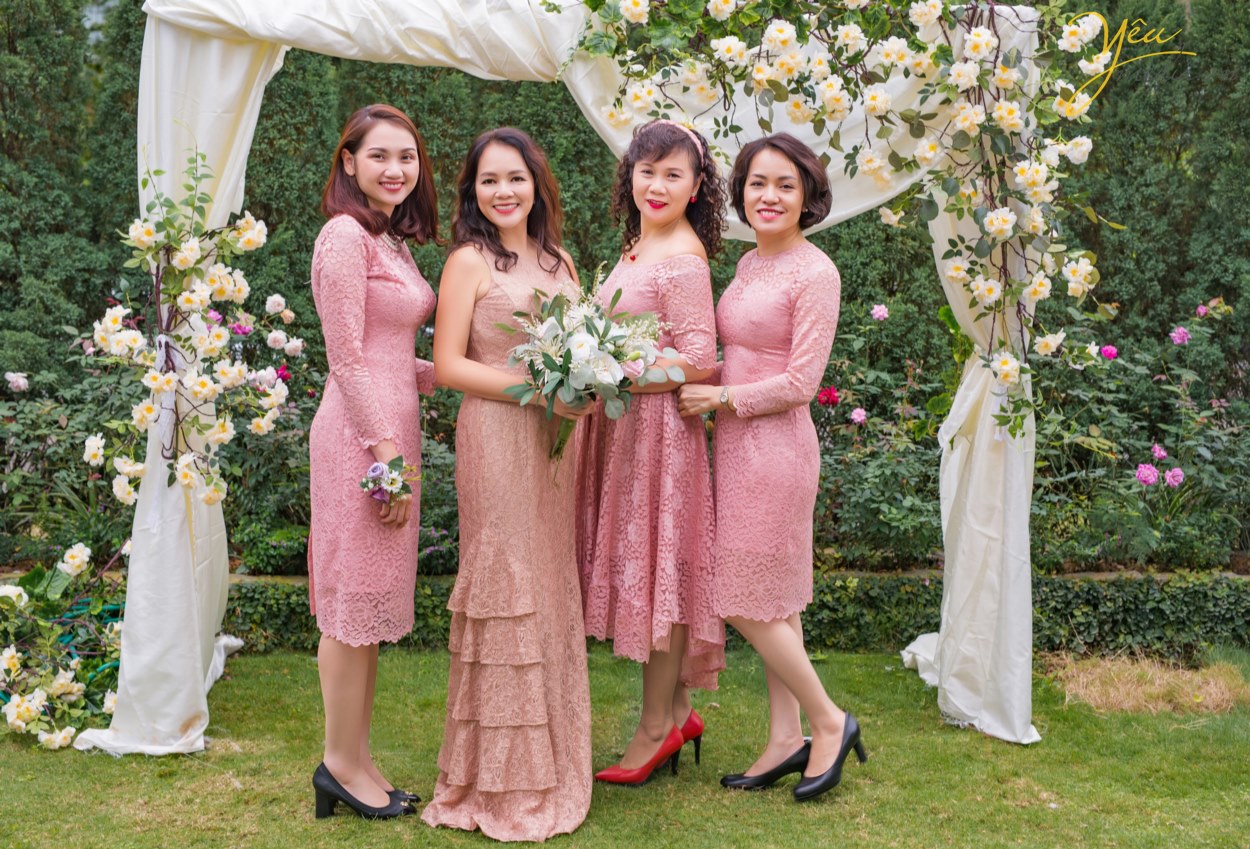 Không chỉ các cặp đôi mong muốn đến đây ở pre-wedding, các gia đình tại Hà Nội với mong muốn thực hiện 1 bộ ảnh "để đời" - ví dụ như gia đình chị Châu - chụp ảnh cùng gia đình và những người bạn thân nhân kỷ niệm ngày cưới - cũng đã chọn Flamingo Đại Lải làm điểm đến của mình.