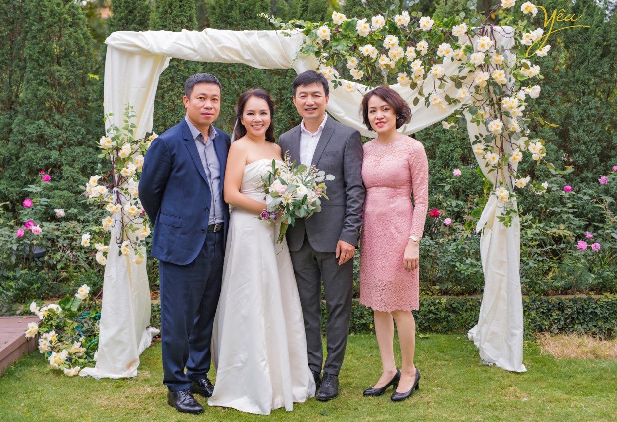 Không chỉ các cặp đôi mong muốn đến đây ở pre-wedding, các gia đình tại Hà Nội với mong muốn thực hiện 1 bộ ảnh "để đời" - ví dụ như gia đình chị Châu - chụp ảnh cùng gia đình và những người bạn thân nhân kỷ niệm ngày cưới - cũng đã chọn Flamingo Đại Lải làm điểm đến của mình.