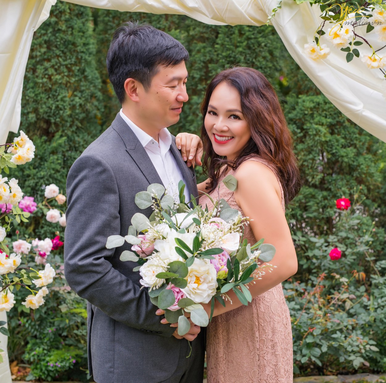 Không chỉ các cặp đôi mong muốn đến đây ở pre-wedding, các gia đình tại Hà Nội với mong muốn thực hiện 1 bộ ảnh "để đời" - ví dụ như gia đình chị Châu - chụp ảnh cùng gia đình và những người bạn thân nhân kỷ niệm ngày cưới - cũng đã chọn Flamingo Đại Lải làm điểm đến của mình.