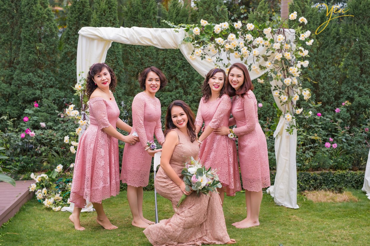 Không chỉ các cặp đôi mong muốn đến đây ở pre-wedding, các gia đình tại Hà Nội với mong muốn thực hiện 1 bộ ảnh "để đời" - ví dụ như gia đình chị Châu - chụp ảnh cùng gia đình và những người bạn thân nhân kỷ niệm ngày cưới - cũng đã chọn Flamingo Đại Lải làm điểm đến của mình.