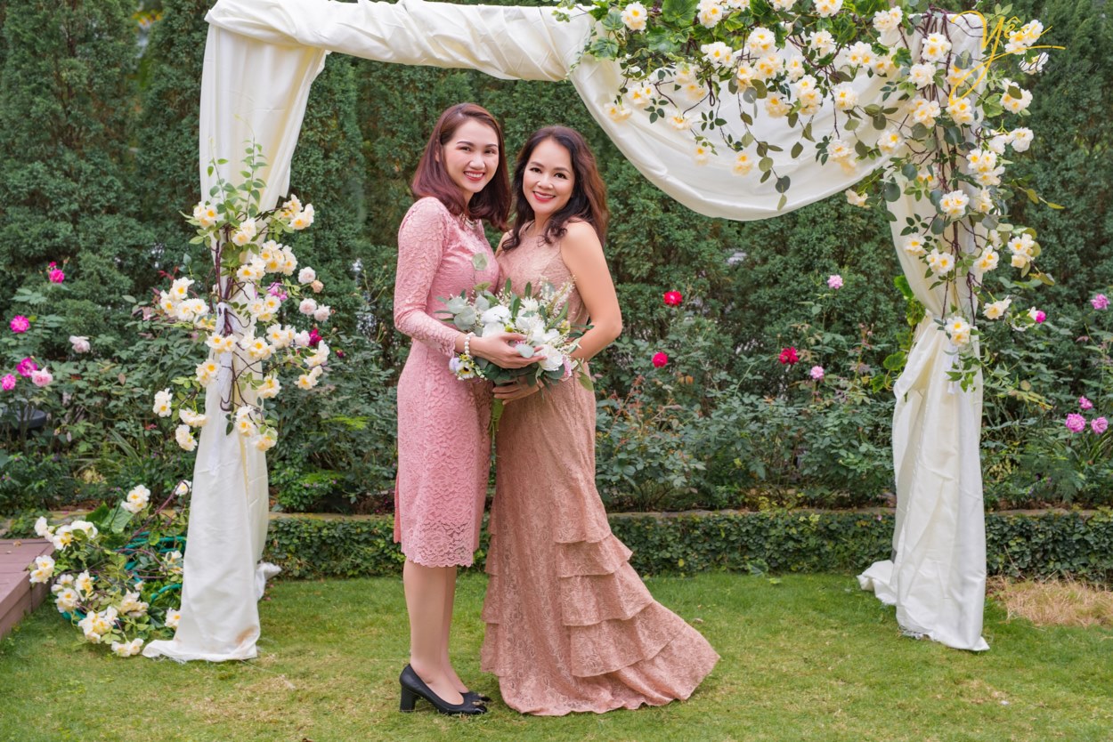 Không chỉ các cặp đôi mong muốn đến đây ở pre-wedding, các gia đình tại Hà Nội với mong muốn thực hiện 1 bộ ảnh "để đời" - ví dụ như gia đình chị Châu - chụp ảnh cùng gia đình và những người bạn thân nhân kỷ niệm ngày cưới - cũng đã chọn Flamingo Đại Lải làm điểm đến của mình.