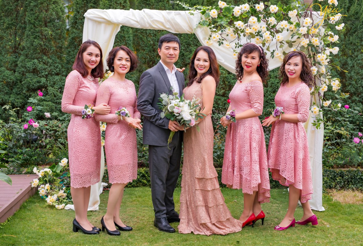 Không chỉ các cặp đôi mong muốn đến đây ở pre-wedding, các gia đình tại Hà Nội với mong muốn thực hiện 1 bộ ảnh "để đời" - ví dụ như gia đình chị Châu - chụp ảnh cùng gia đình và những người bạn thân nhân kỷ niệm ngày cưới - cũng đã chọn Flamingo Đại Lải làm điểm đến của mình.
