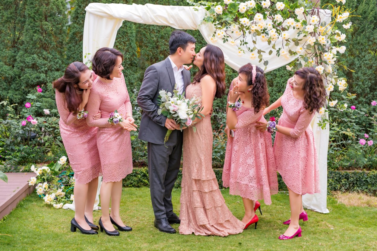 Không chỉ các cặp đôi mong muốn đến đây ở pre-wedding, các gia đình tại Hà Nội với mong muốn thực hiện 1 bộ ảnh "để đời" - ví dụ như gia đình chị Châu - chụp ảnh cùng gia đình và những người bạn thân nhân kỷ niệm ngày cưới - cũng đã chọn Flamingo Đại Lải làm điểm đến của mình.