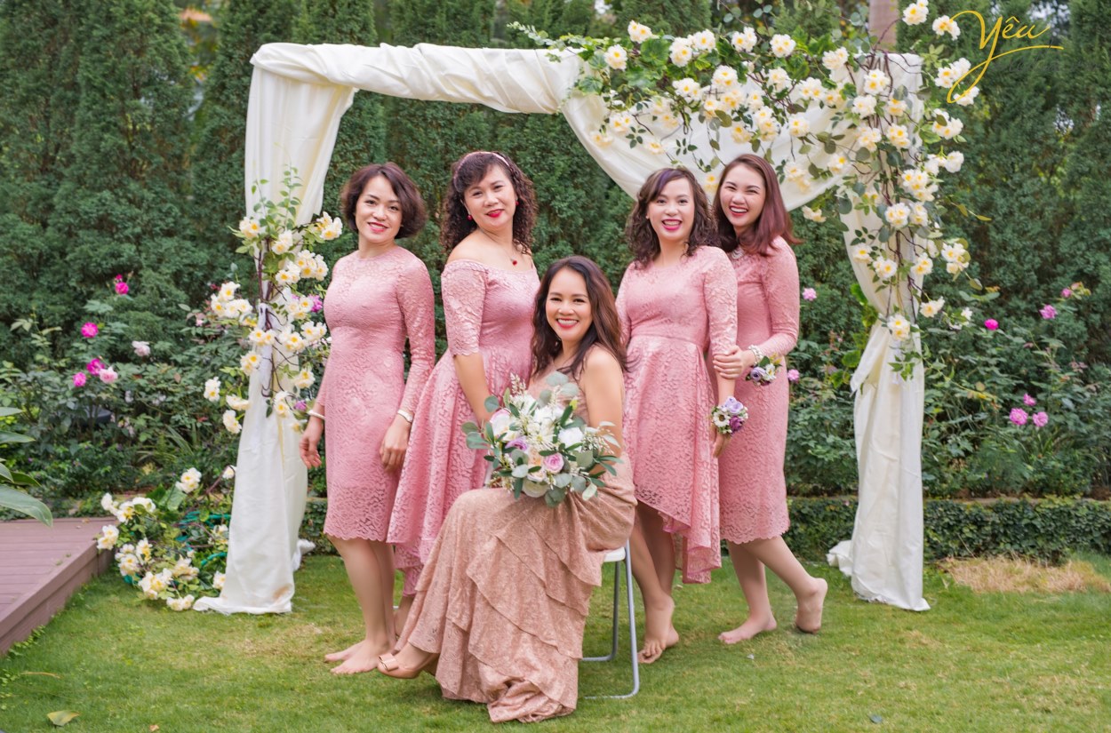 Không chỉ các cặp đôi mong muốn đến đây ở pre-wedding, các gia đình tại Hà Nội với mong muốn thực hiện 1 bộ ảnh "để đời" - ví dụ như gia đình chị Châu - chụp ảnh cùng gia đình và những người bạn thân nhân kỷ niệm ngày cưới - cũng đã chọn Flamingo Đại Lải làm điểm đến của mình.