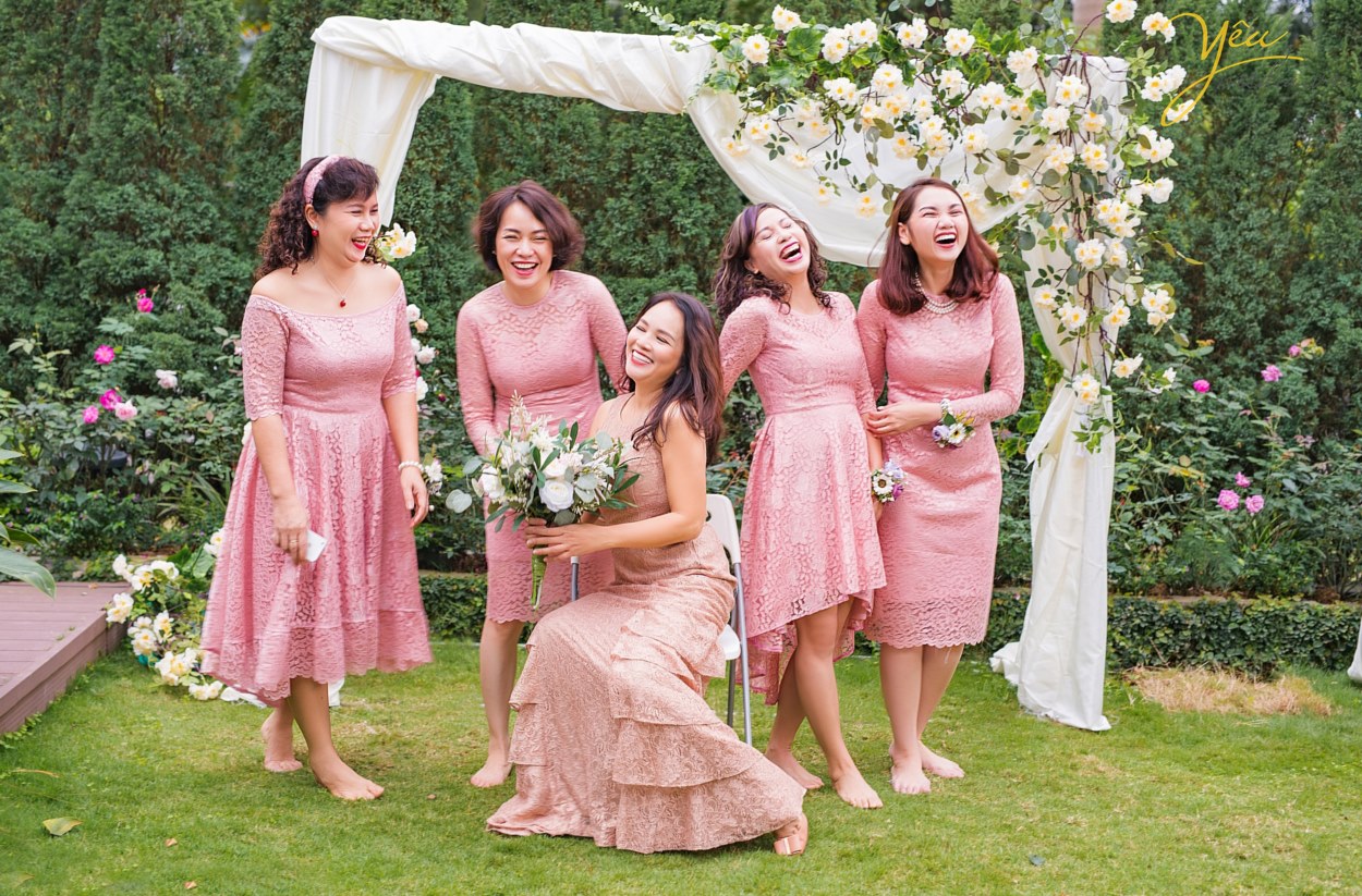 Không chỉ các cặp đôi mong muốn đến đây ở pre-wedding, các gia đình tại Hà Nội với mong muốn thực hiện 1 bộ ảnh "để đời" - ví dụ như gia đình chị Châu - chụp ảnh cùng gia đình và những người bạn thân nhân kỷ niệm ngày cưới - cũng đã chọn Flamingo Đại Lải làm điểm đến của mình.