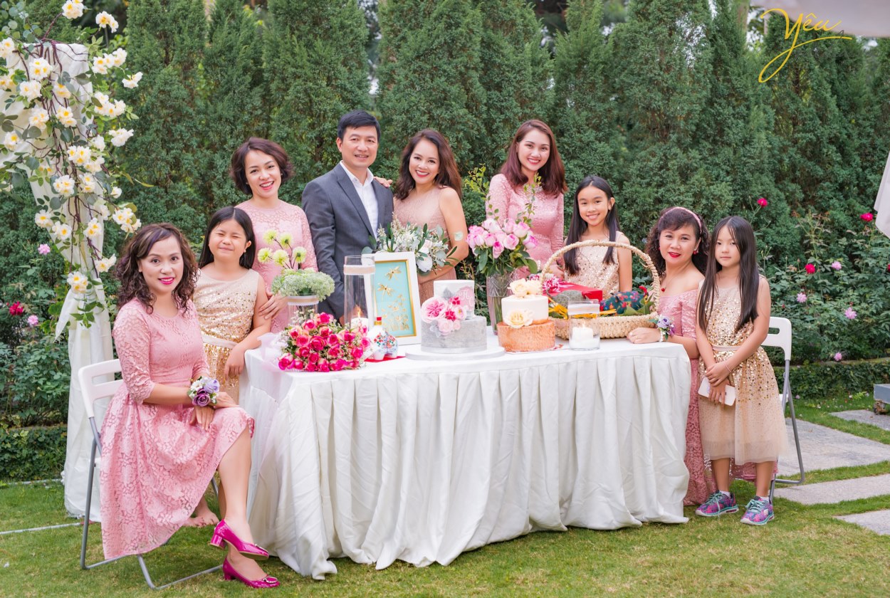 Không chỉ các cặp đôi mong muốn đến đây ở pre-wedding, các gia đình tại Hà Nội với mong muốn thực hiện 1 bộ ảnh "để đời" - ví dụ như gia đình chị Châu - chụp ảnh cùng gia đình và những người bạn thân nhân kỷ niệm ngày cưới - cũng đã chọn Flamingo Đại Lải làm điểm đến của mình.