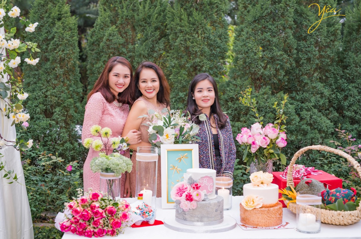 Không chỉ các cặp đôi mong muốn đến đây ở pre-wedding, các gia đình tại Hà Nội với mong muốn thực hiện 1 bộ ảnh "để đời" - ví dụ như gia đình chị Châu - chụp ảnh cùng gia đình và những người bạn thân nhân kỷ niệm ngày cưới - cũng đã chọn Flamingo Đại Lải làm điểm đến của mình.