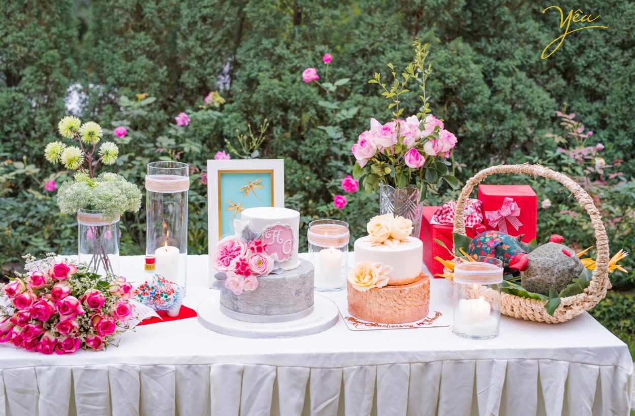 Không chỉ các cặp đôi mong muốn đến đây ở pre-wedding, các gia đình tại Hà Nội với mong muốn thực hiện 1 bộ ảnh "để đời" - ví dụ như gia đình chị Châu - chụp ảnh cùng gia đình và những người bạn thân nhân kỷ niệm ngày cưới - cũng đã chọn Flamingo Đại Lải làm điểm đến của mình.