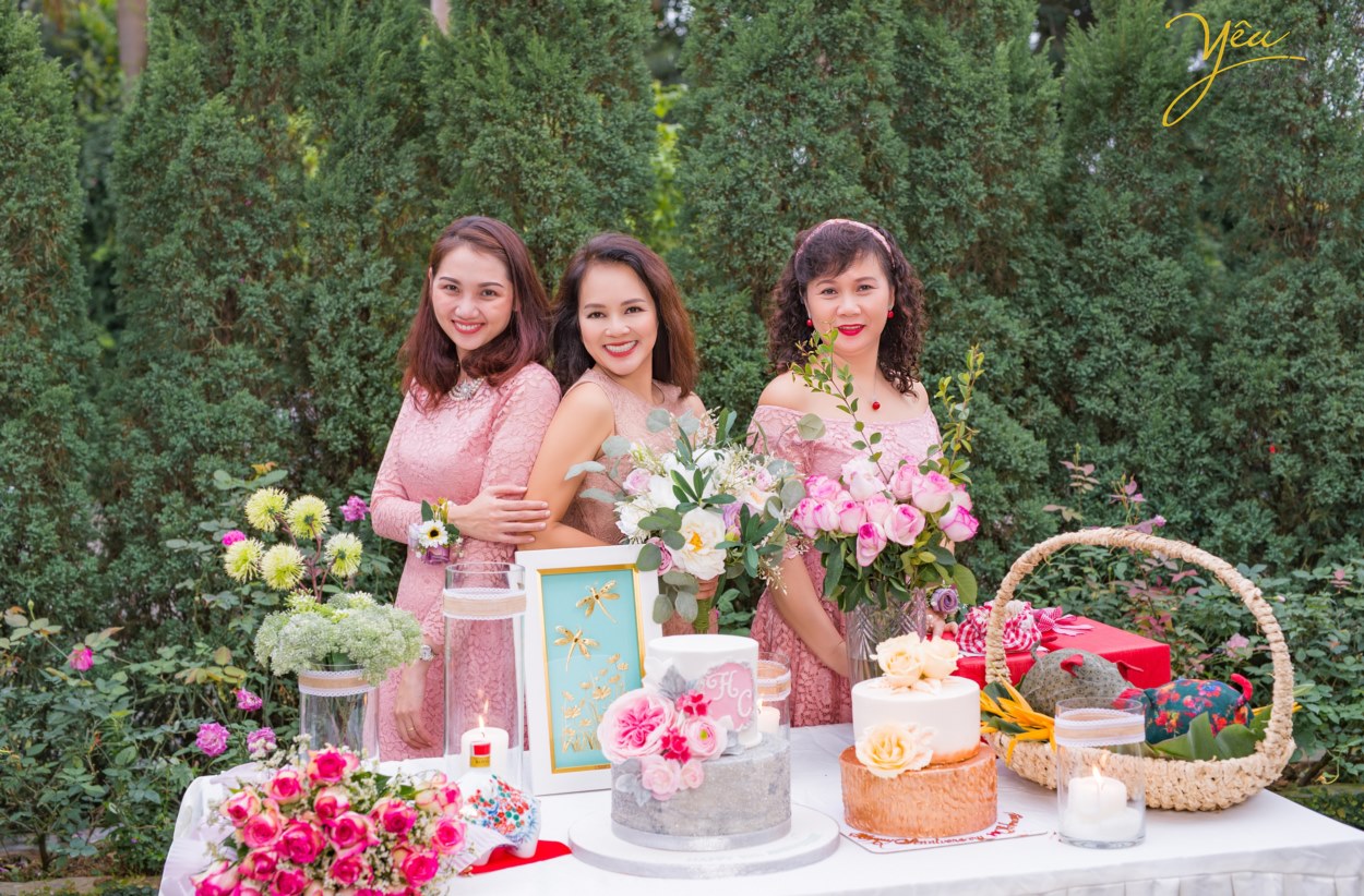 Dưới sự sắp xếp của ekip ảnh viện gia đình Yêu Media, gia đình chị Châu đã có những khoảnh khắc tuyệt vời, vui vẻ, và một bộ ảnh album gia đình mỹ mãn, tuyệt đẹp!