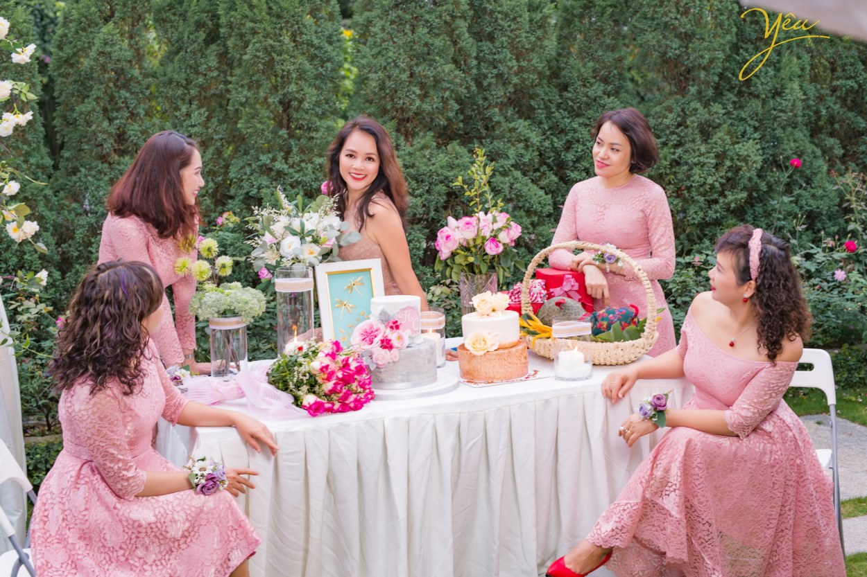 Dưới sự sắp xếp của ekip ảnh viện gia đình Yêu Media, gia đình chị Châu đã có những khoảnh khắc tuyệt vời, vui vẻ, và một bộ ảnh album gia đình mỹ mãn, tuyệt đẹp!