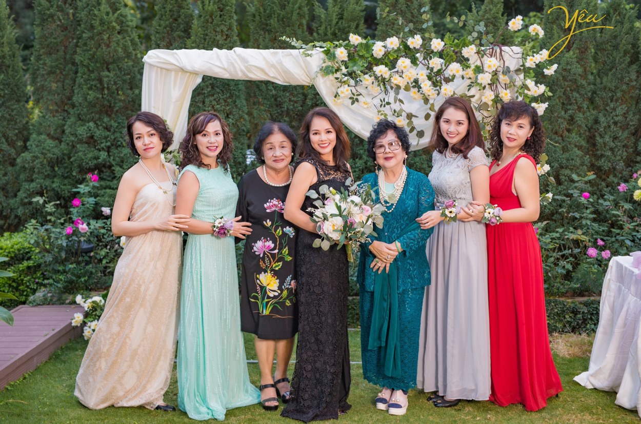 Dưới sự sắp xếp của ekip ảnh viện gia đình Yêu Media, gia đình chị Châu đã có những khoảnh khắc tuyệt vời, vui vẻ, và một bộ ảnh album gia đình mỹ mãn, tuyệt đẹp!