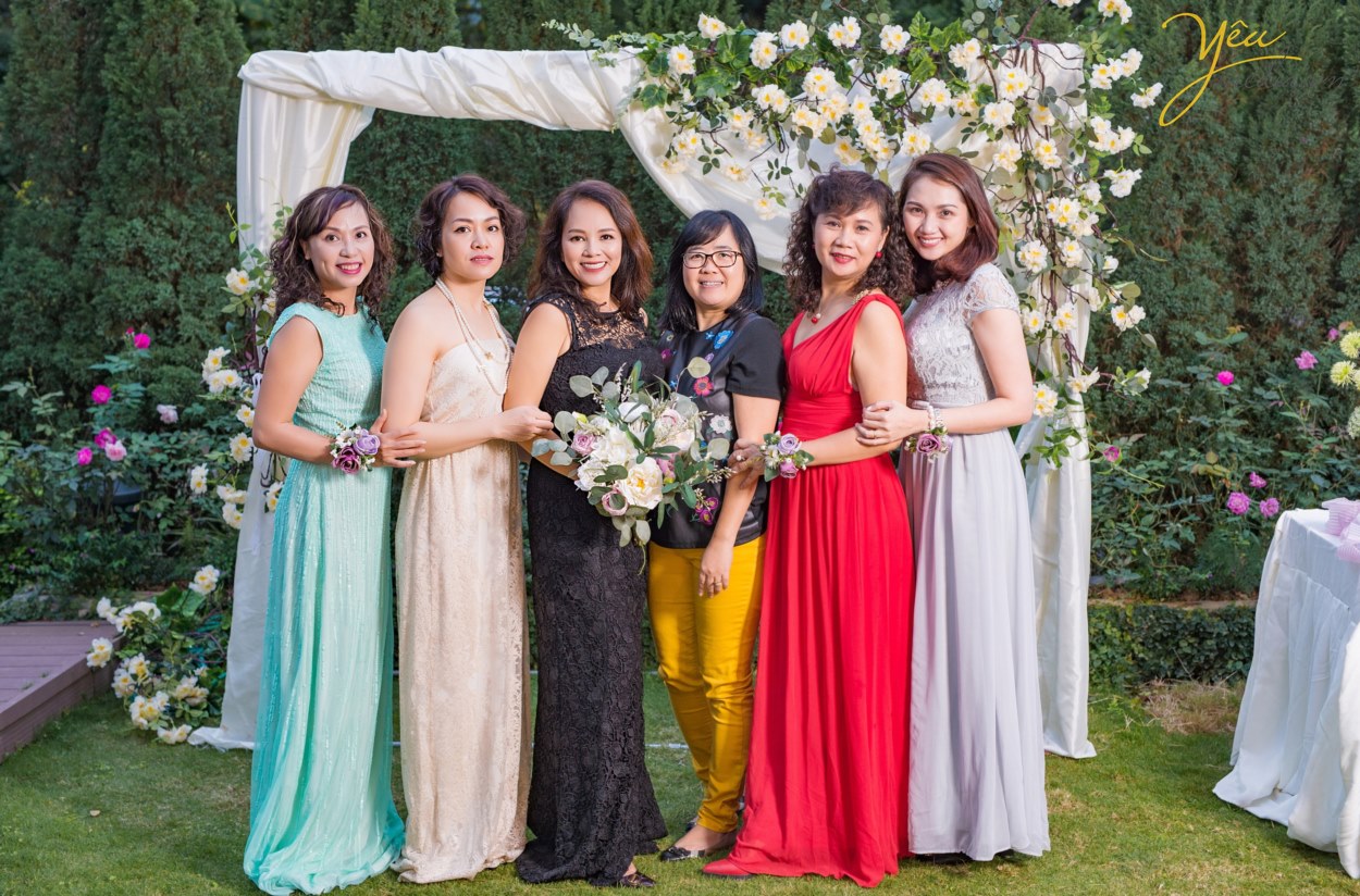 Dưới sự sắp xếp của ekip ảnh viện gia đình Yêu Media, gia đình chị Châu đã có những khoảnh khắc tuyệt vời, vui vẻ, và một bộ ảnh album gia đình mỹ mãn, tuyệt đẹp!