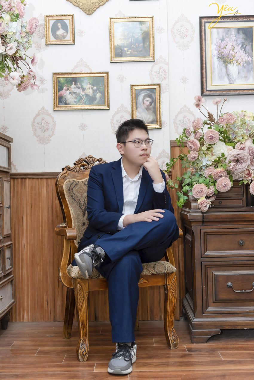 Chụp ảnh gia đình cha mẹ và hai con trong phim trường Santorini Park Hà Nội đẹp ở yêu media studio