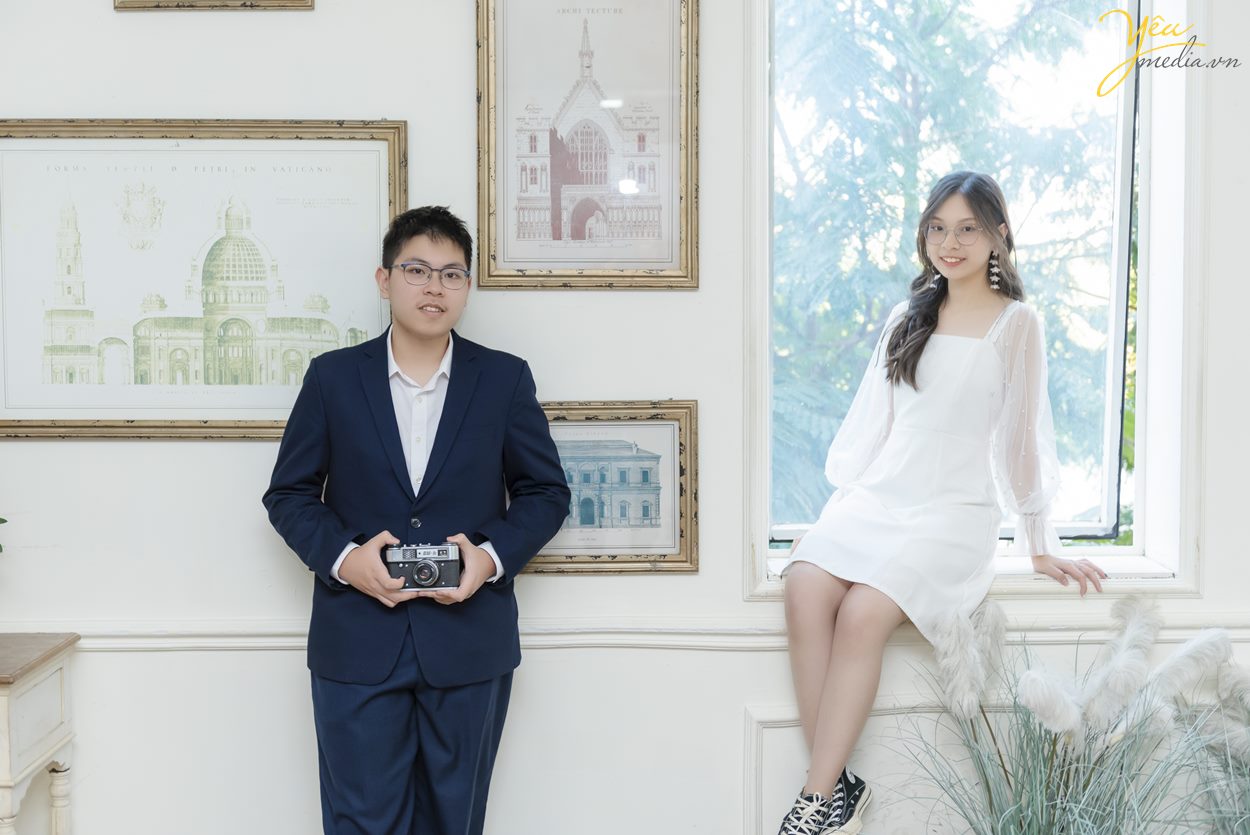 Chụp ảnh gia đình cha mẹ và hai con trong phim trường Santorini Park Hà Nội đẹp ở yêu media studio