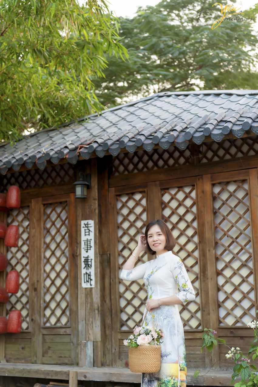 Chụp ảnh gia đình cha mẹ và hai con trong phim trường Santorini Park Hà Nội đẹp ở yêu media studio