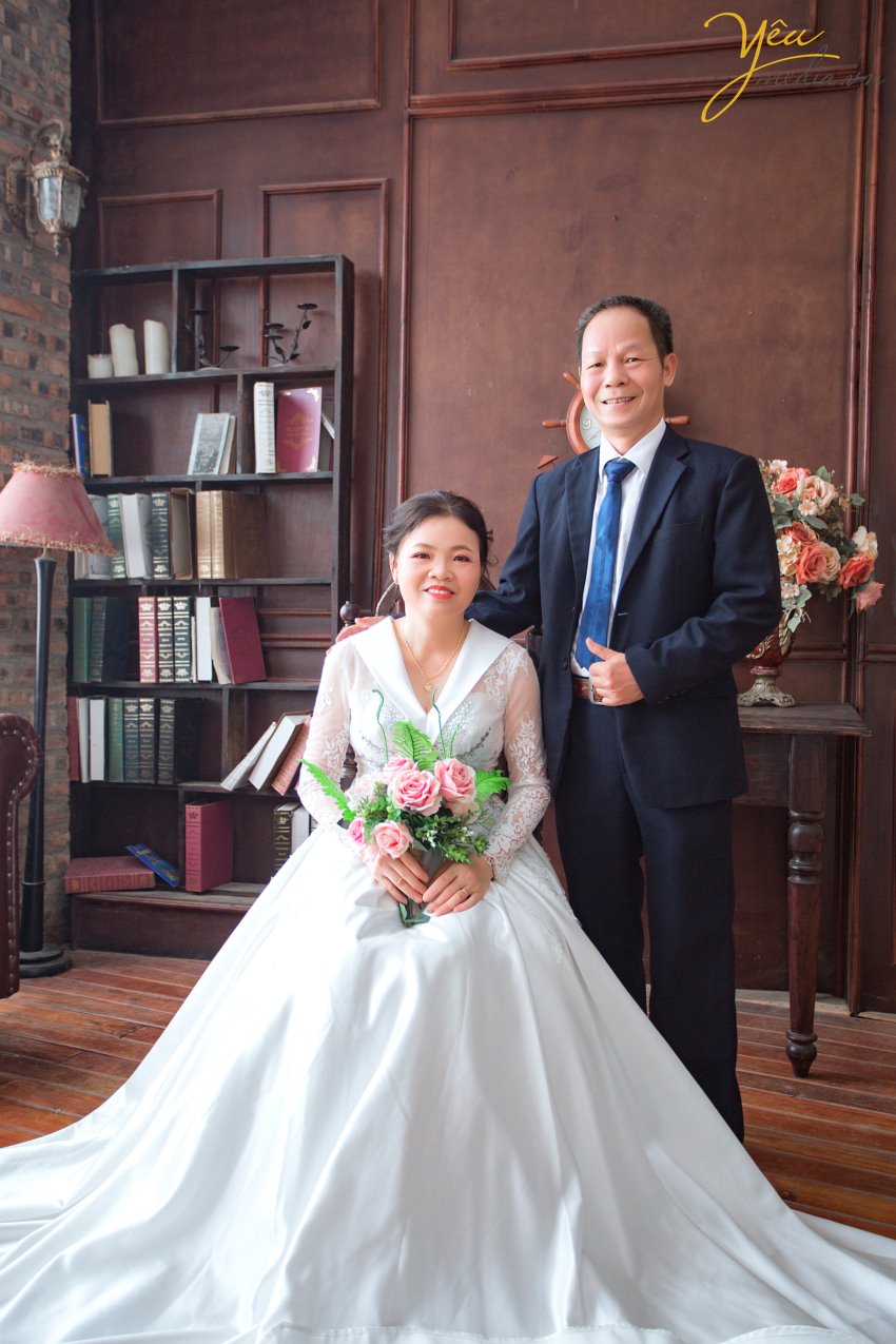 Studio Chụp ảnh gia đình đẹp – Giữa vô vàn những studio chụp ảnh gia đình bạn phân vân không biết nên chọn địa chỉ nào uy tín để thực hiện bộ ảnh gia đình? Đến với Yêu Media, quý khách hàng sẽ được trải nghiệm dịch vụ chuyên nghiệp, đẳng cấp mà không một studio nào có. Để sở hữu bức ảnh đẹp tự nhiên, mọi thành viên đều thoải mái trước ống kính giờ đây sẽ trở nên thật dễ dàng với các kiểu tạo dáng chụp ảnh gia đình 4 người dưới đây. Hãy cùng tham khảo bộ ảnh mà Yêu media thực hiện cho gia đình bạn Trang tại Hà Nội nhé!