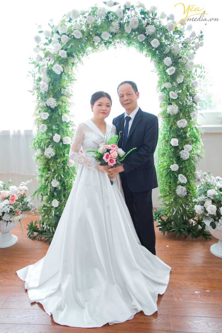 Studio Chụp ảnh gia đình đẹp – Giữa vô vàn những studio chụp ảnh gia đình bạn phân vân không biết nên chọn địa chỉ nào uy tín để thực hiện bộ ảnh gia đình? Đến với Yêu Media, quý khách hàng sẽ được trải nghiệm dịch vụ chuyên nghiệp, đẳng cấp mà không một studio nào có. Để sở hữu bức ảnh đẹp tự nhiên, mọi thành viên đều thoải mái trước ống kính giờ đây sẽ trở nên thật dễ dàng với các kiểu tạo dáng chụp ảnh gia đình 4 người dưới đây. Hãy cùng tham khảo bộ ảnh mà Yêu media thực hiện cho gia đình bạn Trang tại Hà Nội nhé!