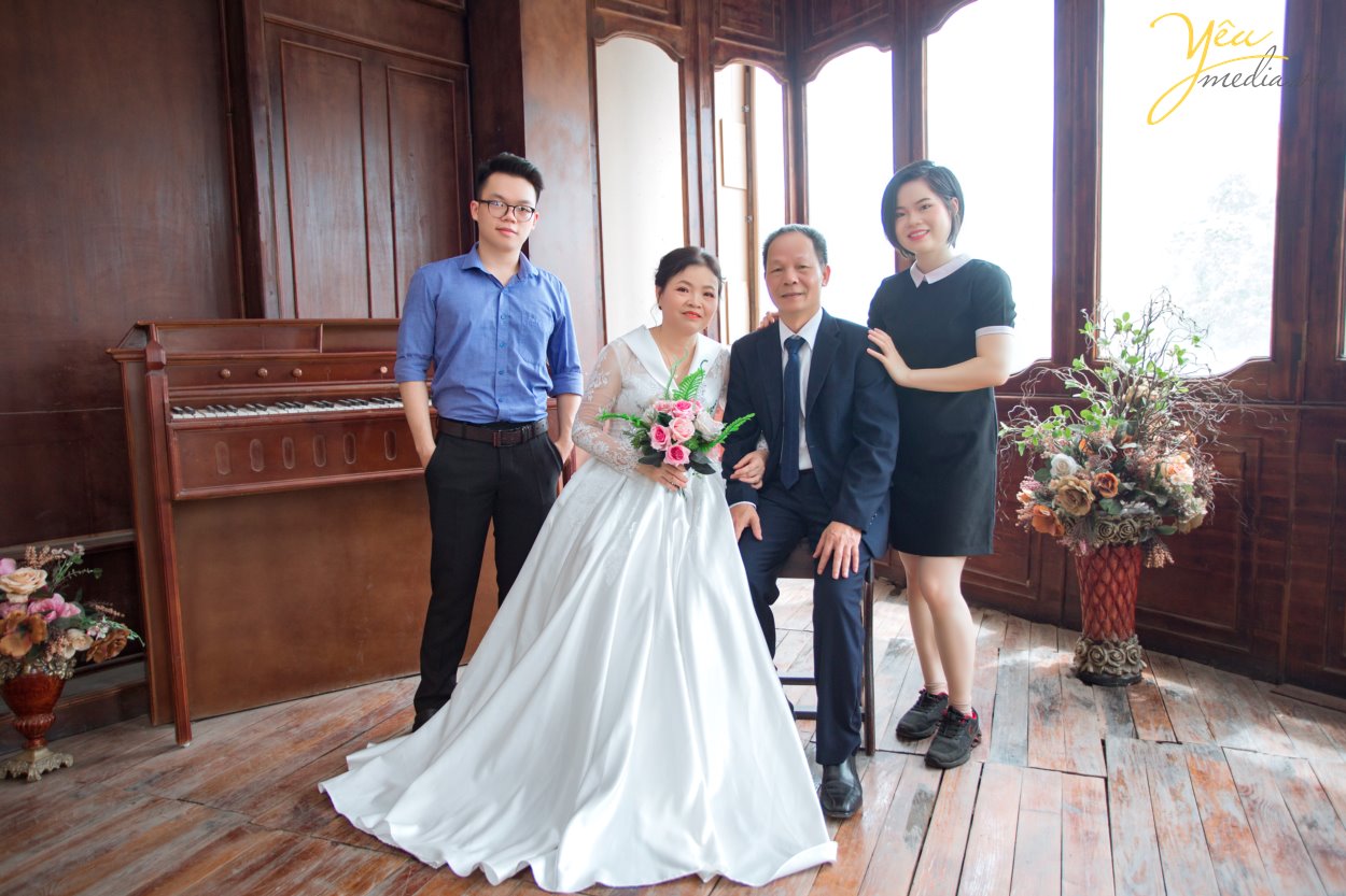 Studio Chụp ảnh gia đình đẹp – Giữa vô vàn những studio chụp ảnh gia đình bạn phân vân không biết nên chọn địa chỉ nào uy tín để thực hiện bộ ảnh gia đình? Đến với Yêu Media, quý khách hàng sẽ được trải nghiệm dịch vụ chuyên nghiệp, đẳng cấp mà không một studio nào có. Để sở hữu bức ảnh đẹp tự nhiên, mọi thành viên đều thoải mái trước ống kính giờ đây sẽ trở nên thật dễ dàng với các kiểu tạo dáng chụp ảnh gia đình 4 người dưới đây. Hãy cùng tham khảo bộ ảnh mà Yêu media thực hiện cho gia đình bạn Trang tại Hà Nội nhé!