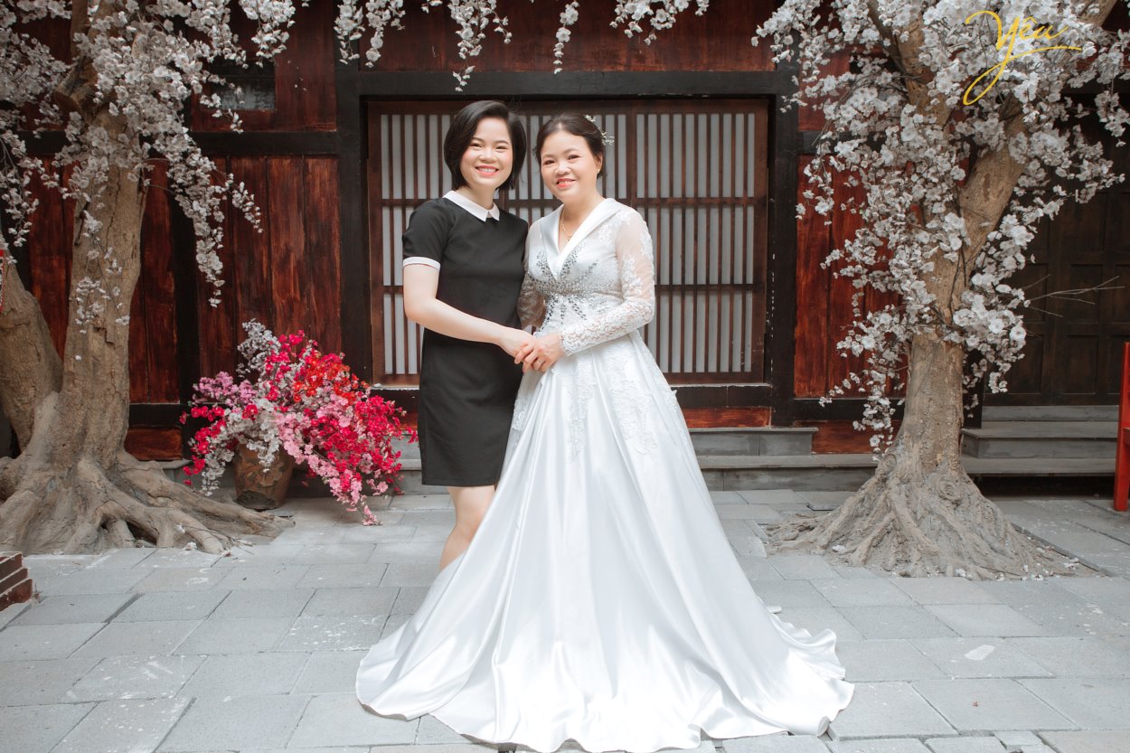 Studio Chụp ảnh gia đình đẹp – Giữa vô vàn những studio chụp ảnh gia đình bạn phân vân không biết nên chọn địa chỉ nào uy tín để thực hiện bộ ảnh gia đình? Đến với Yêu Media, quý khách hàng sẽ được trải nghiệm dịch vụ chuyên nghiệp, đẳng cấp mà không một studio nào có. Để sở hữu bức ảnh đẹp tự nhiên, mọi thành viên đều thoải mái trước ống kính giờ đây sẽ trở nên thật dễ dàng với các kiểu tạo dáng chụp ảnh gia đình 4 người dưới đây. Hãy cùng tham khảo bộ ảnh mà Yêu media thực hiện cho gia đình bạn Trang tại Hà Nội nhé!