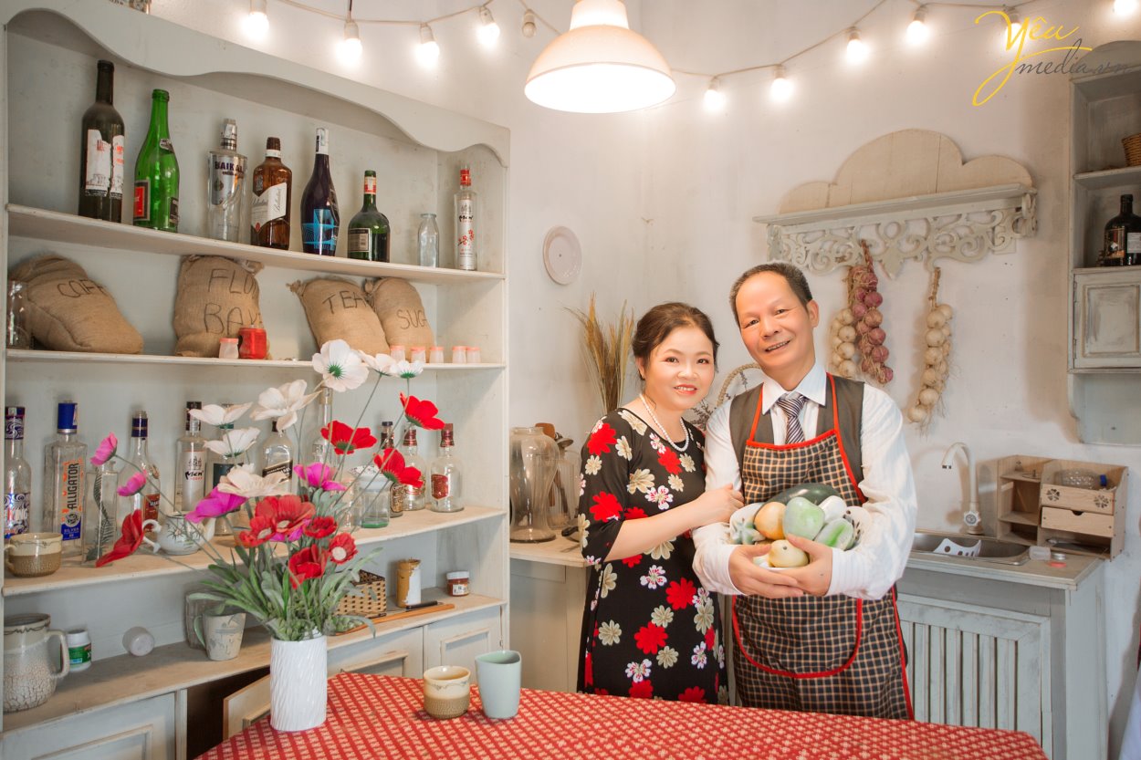 Studio Chụp ảnh gia đình đẹp – Giữa vô vàn những studio chụp ảnh gia đình bạn phân vân không biết nên chọn địa chỉ nào uy tín để thực hiện bộ ảnh gia đình? Đến với Yêu Media, quý khách hàng sẽ được trải nghiệm dịch vụ chuyên nghiệp, đẳng cấp mà không một studio nào có. Để sở hữu bức ảnh đẹp tự nhiên, mọi thành viên đều thoải mái trước ống kính giờ đây sẽ trở nên thật dễ dàng với các kiểu tạo dáng chụp ảnh gia đình 4 người dưới đây. Hãy cùng tham khảo bộ ảnh mà Yêu media thực hiện cho gia đình bạn Trang tại Hà Nội nhé!
