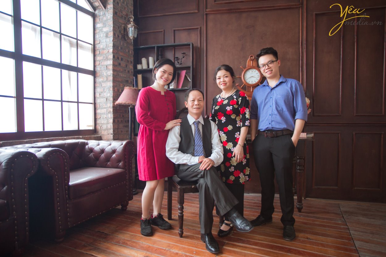 Studio Chụp ảnh gia đình đẹp – Giữa vô vàn những studio chụp ảnh gia đình bạn phân vân không biết nên chọn địa chỉ nào uy tín để thực hiện bộ ảnh gia đình? Đến với Yêu Media, quý khách hàng sẽ được trải nghiệm dịch vụ chuyên nghiệp, đẳng cấp mà không một studio nào có. Để sở hữu bức ảnh đẹp tự nhiên, mọi thành viên đều thoải mái trước ống kính giờ đây sẽ trở nên thật dễ dàng với các kiểu tạo dáng chụp ảnh gia đình 4 người dưới đây. Hãy cùng tham khảo bộ ảnh mà Yêu media thực hiện cho gia đình bạn Trang tại Hà Nội nhé!
