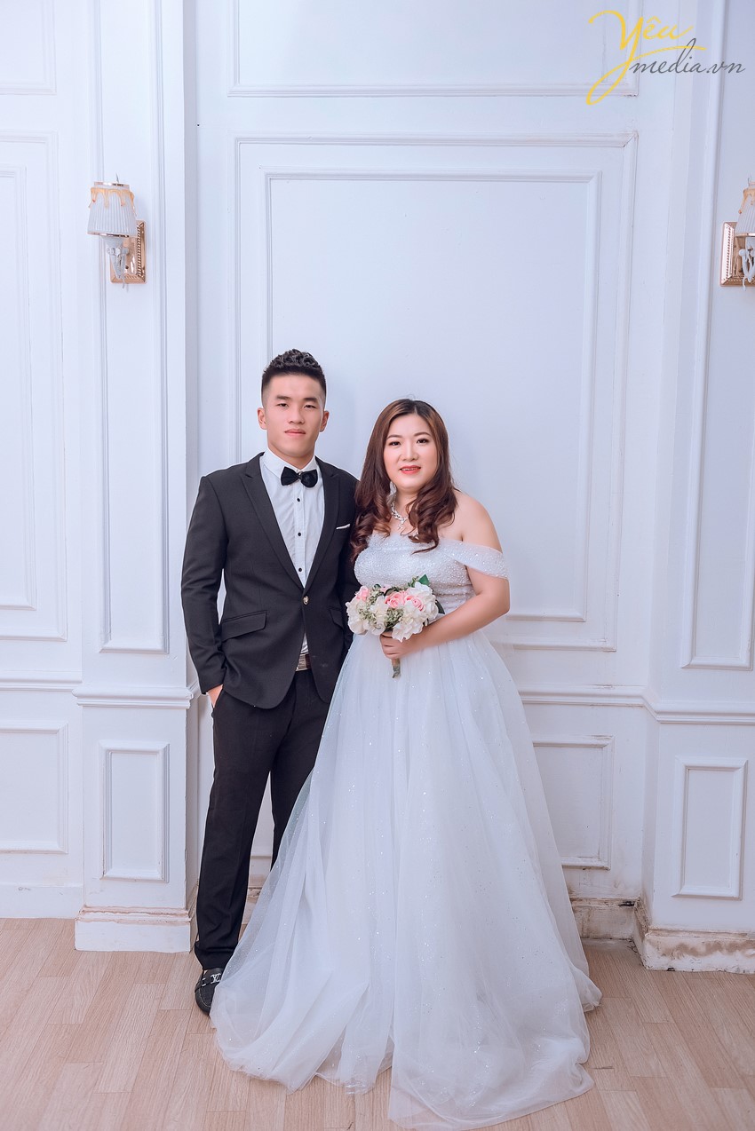 hai mẹ con chụp ảnh kỉ niệm ở studio